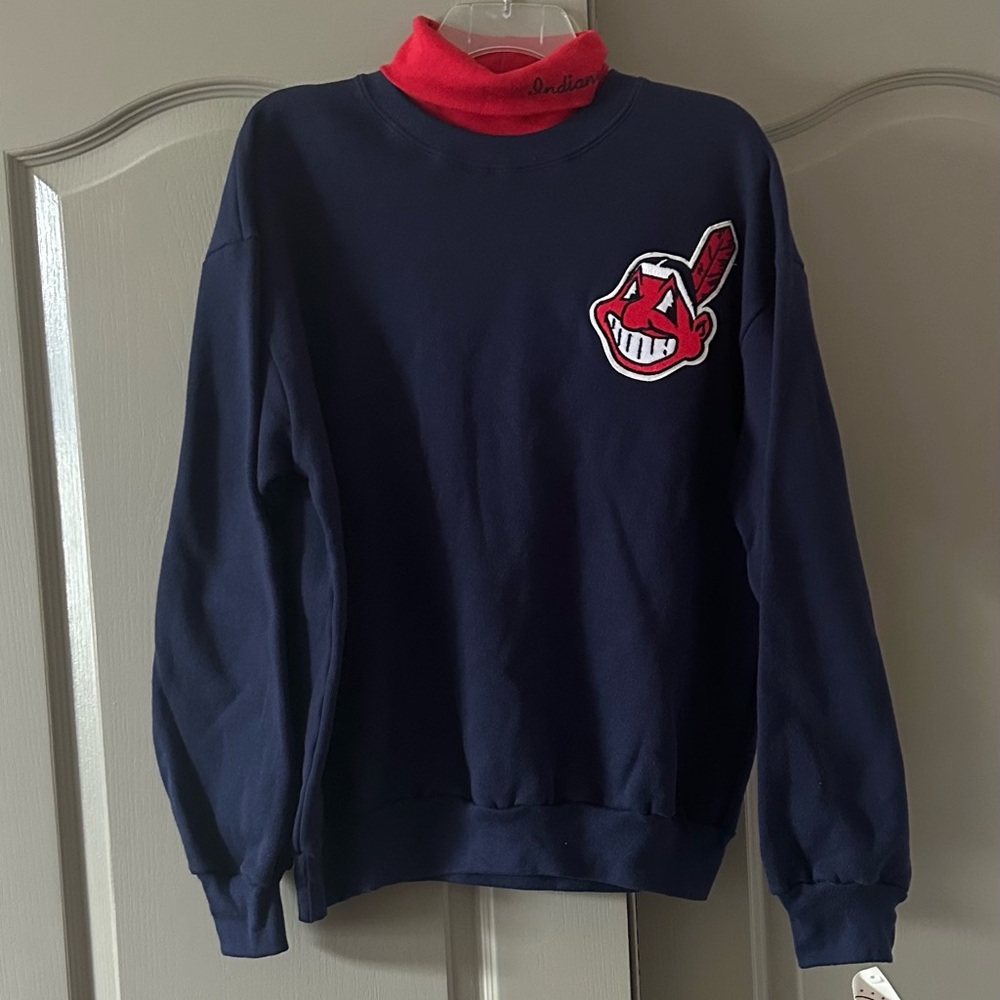 Cleveland Indians Crewneck-Turtleneck Sweatshirt w/ embroidered patch NWT